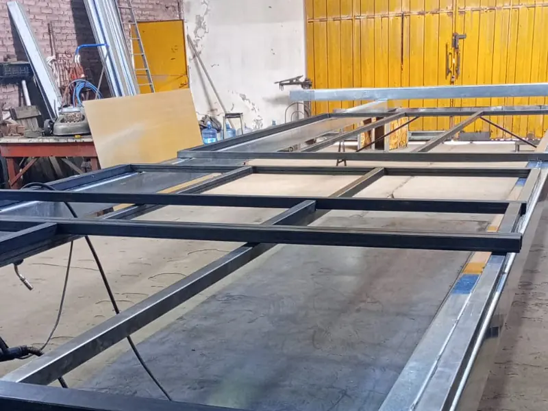 Estructura de un portón metálico en fabricación dentro del taller